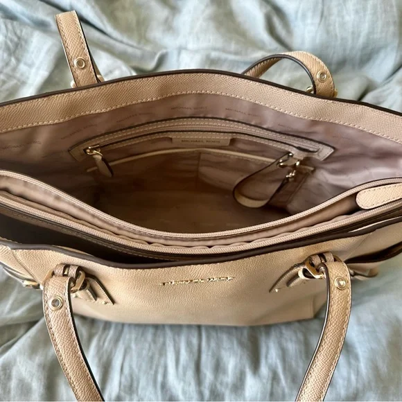Michael Kors Large Beige Voyager Tote Bag with Built-In Laptop Sleeve - Picture 3 of 5